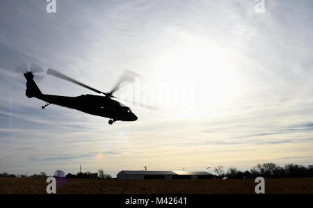 Ein UH-60 Black Hawk zu Whiteman Air Force Base, Mo., ab 31.01.2018, Lincoln, Mo Die 1-135 th Assault Helicopter Bataillon und Whiteman Piloten ausgebildet mit gemeinsamen Endgerät angreifen Controller mit dem 7 Air Support Operations Squadron in Fort Bliss, Texas, eine Partnerschaft eingegangen, um beim Verständnis des jeweils anderen Funktionen aufbauen. (U.S. Air Force Foto von Airman 1st Class Taylor Phifer) Stockfoto