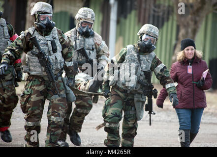 Flieger Praxis ein Patient Wurf während in Schutzausrüstung während einer Übung in der wright-patterson Air Force Base, Ohio, 31.01.2018. Verteidiger und das medizinische Personal erhielt eine Ausbildung an und für sich den Schutz und die Unterstützung der anderen als Teil einer breiten Bewegung. (U.S. Air Force Foto von R.J. Oriez) (ein Abzeichen verdeckt wurde aus Sicherheitsgründen) Stockfoto