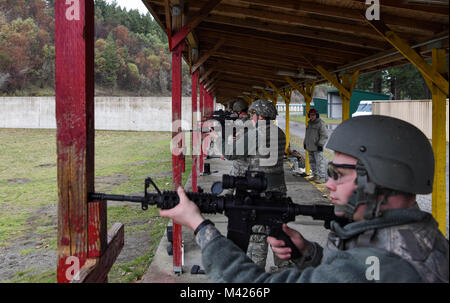 Team McChord Flieger vorbereiten für die M-4 Karabiner Qualifizierungsmaßnahmen während des 62 Sicherheitskräfte Squadron Combat Arms Schulung und Wartung (CATM) Klasse an Joint Base Lewis-McChord, Washington, 31.01.2018, Feuer. Aufgrund einer neuen Bereitschaft, Initiative, die seiner 627 SFS' CATM Kurs um 50 Prozent vom letzten Jahr zugenommen hat. (U.S. Air Force Foto von älteren Flieger Tryphäna Mayhugh) Stockfoto