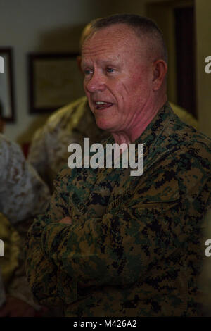 Generalleutnant Lawrence D. Nicholson, III Marine Expeditionary Force Kommandierender General, gibt eine Rede an die Marines von III MEF vor der Ausführung der Probe von Konzept zu Fuß an der Taktischen Übung Kontrollgruppe Gebäude an Bord der Marine Corps Air Ground Combat Center, Twentynine Palms, Calif., 31.01.2018. ROC Spaziergänge sind eine Form der Praxis für intensive Strategie und schnell denken. (U.S. Marine Corps Foto von Pfc. Rachel K. Porter) Stockfoto