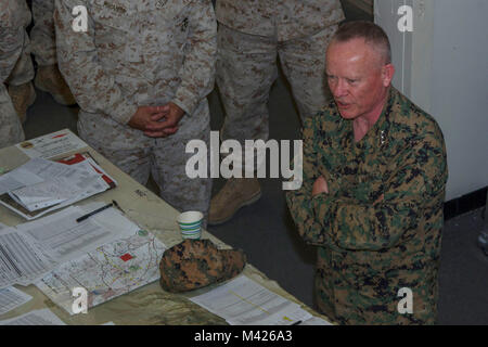 Generalleutnant Lawrence D. Nicholson, III Marine Expeditionary Force Kommandierender General, gibt eine Rede an die Marines von III MEF vor der Ausführung der Probe von Konzept zu Fuß an der Taktischen Übung Kontrollgruppe Gebäude an Bord der Marine Corps Air Ground Combat Center, Twentynine Palms, Calif., 31.01.2018. ROC Spaziergänge sind eine Form der Praxis für intensive Strategie und schnell denken. (U.S. Marine Corps Foto von Pfc. Rachel K. Porter) Stockfoto