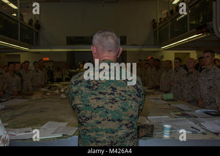 Generalleutnant Lawrence D. Nicholson, III Marine Expeditionary Force Kommandierender General, gibt eine Rede an die Marines von III MEF vor der Ausführung der Probe von Konzept zu Fuß an der Taktischen Übung Kontrollgruppe Gebäude an Bord der Marine Corps Air Ground Combat Center, Twentynine Palms, Calif., 31.01.2018. ROC Spaziergänge sind eine Form der Praxis für intensive Strategie und schnell denken. (U.S. Marine Corps Foto von Pfc. Rachel K. Porter) Stockfoto