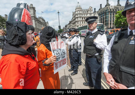 Speichern Shaker Aamer Kampagne sprechen mit der Polizei auf die regelmäßige wöchentliche Mahnwache in Parliament Square auf den Haushalt Tag, fordert die sofortige Freilassung und Rückkehr nach Großbritannien der Londoner Shaker Aamer. Stockfoto