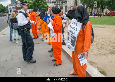 Speichern Shaker Aamer Kampagne sprechen mit der Polizei auf die regelmäßige wöchentliche Mahnwache in Parliament Square auf den Haushalt Tag, fordert die sofortige Freilassung und Rückkehr nach Großbritannien der Londoner Shaker Aamer. Stockfoto