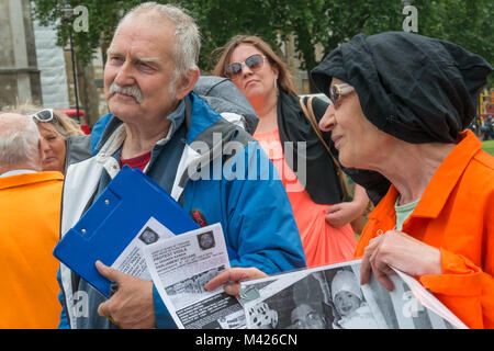 Ray Seide des Save-Shaker Aamer Kampagne an der regelmäßigen wöchentlichen Mahnwache in Parliament Square auf den Haushalt Tag, fordert die sofortige Freilassung und Rückkehr nach Großbritannien der Londoner Shaker Aamer. Stockfoto