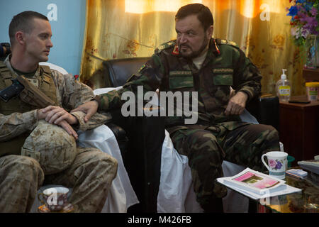 Brig. Gen. Hussain Gul, Shorab Regional Hospital Commander, mit der afghanischen Armee (ANA) 215 Corps Gespräche mit Seiner der Task Force Südwesten Pendant an Shorab Regional Hospital, am Lager Shorabak, Afghanistan, Feb 1, 2018. Gul und seine Amtskollegen zur Erhaltung und Verbesserung der medizinischen Einrichtungen zu diskutieren besser für ANA Soldaten kümmern. (U.S. Marine Corps Foto: Staff Sgt. Melissa Karnath/Freigegeben) Stockfoto