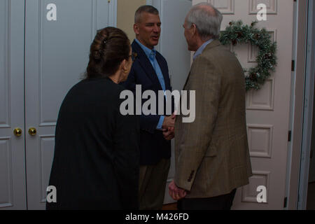 Generalmajor William F. Mullen III, Marine Corps Air Ground Combat Center Kommandierender General, grüßt die Frau Abgeordnete Richard V. Spencer, Sekretär der Marine und seine Frau, Frau Polly Spencer, in der Residenz des Kommandierenden Generals an Bord der Combat Center, Twentynine Palms, Calif., Feb 1, 2018. Sekretär Spencer besuchte die Bekämpfung Center während seiner Westküste installation Tour. (U.S. Marine Corps Foto von Pfc. Rachel K. Porter) Stockfoto