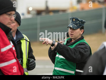 Chief Master-at-Arms Angela Junge Anweisungen, die während einer kurzen vor der Zitadelle Shield 2018 Naval Support Activity Bethesda in Bethesda, Maryland auf Februar 1, 2018. Die Praxis Szenario war Teil einer Reihe von Übungen eingerichtet, und spielte sich im Laufe des Tages beteiligten Personal" trainieren Sie wie wir kämpfen" als Reaktion auf die Sicherheitsbedrohungen zu helfen. Zitadelle Shield-Solid Vorhang sind jährliche Anti-terror-Force Protection Übungen in zwei aufeinander folgenden Wochen statt. Jeder ist so konzipiert, dass Peak Bereitschaft des Personals und der Sicherheitskräfte zu verhindern und zu potenziellen Sicherheitsbedrohungen reagieren zu gewährleisten Stockfoto