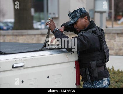 Master-at-Arms Seaman Eston Johnson löscht einen Lkw in ein Tor läuft Bohren während Zitadelle Shield 2018 Naval Support Activity Bethesda in Bethesda, Maryland auf Feb 1, 2018 verwendet. Die Praxis Szenario war Teil einer Reihe von Übungen eingerichtet, und spielte sich im Laufe des Tages beteiligten Personal" trainieren Sie wie wir kämpfen" als Reaktion auf die Sicherheitsbedrohungen zu helfen. Zitadelle Shield-Solid Vorhang sind jährliche Anti-terror-Force Protection Übungen in zwei aufeinander folgenden Wochen statt. Jeder ist so konzipiert, dass Peak Bereitschaft des Personals und der Sicherheitskräfte zu verhindern und zu potenziellen sec reagieren zu gewährleisten Stockfoto