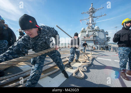 180201-N-ZU 710-061 Atlantik (Feb. 1, 2018) Segler haul Festmacher an Bord der USS Winston S. Churchill (DDG-81), und ziehen Sie gleichzeitig aus der Naval Station Norfolk zu leiten eine zusammengesetzte Einheit Übung (COMPTUEX). USS Winston S. Churchill ist unterwegs als Teil der Harry S. Truman Carrier Strike Group (HSTCSG) COMPTUEX, die Fähigkeit der Streik Gruppe wertet als Ganzes Anhaltende Kampfhandlungen aus dem Meer zu führen, letztlich die Zertifizierung des HSTCSG für die Bereitstellung. (U.S. Marine Foto von Mass Communication Specialist 3. Klasse Michael Chen/Freigegeben) Stockfoto