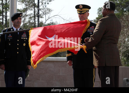 SHAW AIR FORCE BASE, S.C. (Feb. 2, 2018) - Brig. Gen. Michael T. Morrissey (Mitte), die US-Army Central Director of Operations, und Sgt. Maj. Walter Puckett (links), der USARCENT aktuelle Operationen Sergeant Major, auf als 1. Sgt. (Ret.) O.T. Ellis unfurls Morrissey's general Flagge während der allgemeinen Förderung Zeremonie hier. Ellis diente als erste Morrissey's Sergeant während seiner ersten Zuordnung als Batterie Commander. Die allgemeinen Officer flag ist üblicherweise auf eine offizielle Funktion, wo eine allgemeine Officer präsentieren wird angezeigt. (U.S. Armee Foto: Staff Sgt. Christal M. Crawford/R Stockfoto