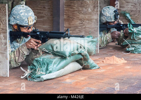 Mitglieder des 18 Military Police Brigade des 21 Theater Sustainment Command Praxis die Dreharbeiten zu dem 25 Meter Reichweite in Breitenwald Training Area in Landstuhl, Deutschland, 02. Februar 2018. (U.S. Armee Foto von visuellen Informationen Spezialist Oliver Sommer) Stockfoto