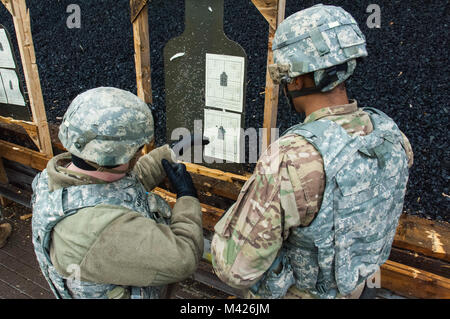 Mitglieder des 18 Military Police Brigade des 21 Theater Sustainment Command Praxis die Dreharbeiten zu dem 25 Meter Reichweite in Breitenwald Training Area in Landstuhl, Deutschland, 02. Februar 2018. (U.S. Armee Foto von visuellen Informationen Spezialist Oliver Sommer) Stockfoto