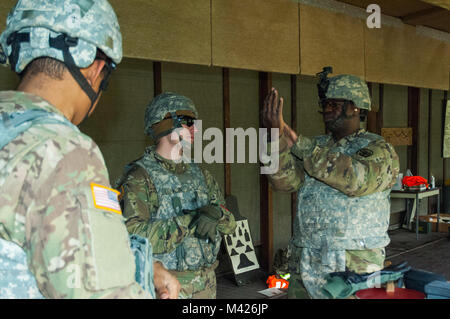 Mitglieder des 18 Military Police Brigade des 21 Theater Sustainment Command Praxis die Dreharbeiten zu dem 25 Meter Reichweite in Breitenwald Training Area in Landstuhl, Deutschland, 02. Februar 2018. (U.S. Armee Foto von visuellen Informationen Spezialist Oliver Sommer) Stockfoto