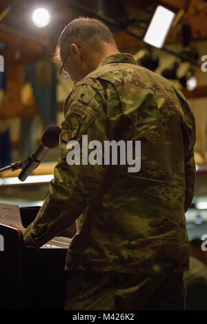 Us-Armee Oberst (Ch) Marc Gauthier, Joint Base Garnison Kaplan, liefert ein Gebet während der Joint Base Lewis-McChord nationalen Gebetsfrühstück 2018 auf JBLM, Wash., Feb 2. Die nationalen Gebetsfrühstück 1953 gegründet wurde der Widerstandsfähigkeit der Service Mitglieder und ihre Familien durch geistige Bereitschaft zu verbessern (U.S. Armee Foto von Pvt. Adeline Witherspoon, 20 Public Affairs Abteilung) Stockfoto