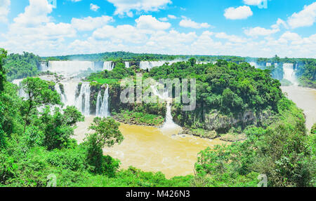 Foz do Iguacu, Brasilien - Januar 07, 2018: Panoramablick von Wasserfälle Cataratas do Iguaçu. Die brasilianische Seite der Wasserfälle. Viele große Wasserfälle Stockfoto