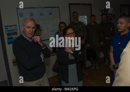 Der Herr Abgeordnete Richard V. Spencer, Sekretär der Marine spricht mit der Segler auf Robert E. Bush Naval Hospital mit seiner Frau, Frau Polly Spencer an Bord der Marine Corps Air Ground Combat Center, Twentynine Palms, Calif., Feb 2, 2018. Sekretär Spencer besuchte die Bekämpfung Center während seiner Westküste installation Tour. (U.S. Marine Corps Foto von Pfc. Rachel K. Porter) Stockfoto