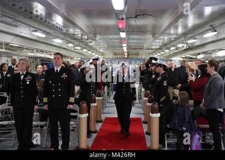 NORFOLK, Virginia (Feb. 3, 2018) - - Leiter Logistik Spezialist Melissa Howard Spaziergänge durch sideboys zu Beginn ihrer Aussendung. Howard war als limited Pflicht supply corps Offizier während einer Inbetriebnahme Zeremonie an Bord der USS Gerald R. Ford (CVN 78) Feb.3 in Betrieb genommen. (U.S. Marine Foto von Mass Communication Specialist 1. Klasse Josua Sheppard) Stockfoto