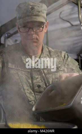 Spc. Kevin Hardy, ein Eingeborener von Griswold, Iowa und die U.S. Army Reserve Soldat aus der seiner 530 Militärpolizei Bataillon, unter der 200 MP Befehl, Orte Mais in separate Behälter innerhalb einer mobilen Küche zelt Feb 3, 2018, in Lager Ashland, Nebraska. Die seiner 530 MP Mrd.. sind eine der vier Finalisten, die die US-Armee Finden konkurrieren in der Abteilung der Armee Philip A. Connelly Auszeichnungen für Exzellenz in der Armee Food Service Wettbewerb in diesem Jahr. (U.S. Armee Fotos von Sgt. 1. Klasse Carlos J. Lazo) Stockfoto