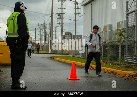 CAMP KINSER, Okinawa, Japan - ein Teilnehmer Spaziergänge auf Basis während der jährlichen Tedako Feb 3 an Bord Camp Kinser, Okinawa, Japan. Die 20 km Kurs nahm die Teilnehmer auf einem Pfad durch Lager Kinser und der umgebenden Gemeinschaft. Die Tedako Spaziergang hat ein gesunder Lebensstil gefördert und hinausgehen und die Stadt genießen mit Familie und Freunden für 17 Jahre. (U.S. Marine Corps Foto von Pfc. Nicole Rogge) Stockfoto