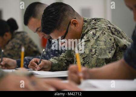 180203-N-VY 375-012 Bell Gardens, Calif (Feb. 3, 2018) eine Reserve Sailor Navy Operational Support Center (Nosc) Los Angeles zugewiesen beteiligt sich an der Januar E-4 bis E-7 Förderung Prüfungen in den Drill Hall bei nosc Los Angeles. Finden Segler ergänzen und arbeiten Seite an Seite mit ihren aktiven Dienst Gegenstücke zu Meer, zu Land und in der Luft, die sich auf alle Preise und Aufträge, die Marine zu bieten hat. (U.S. Marine Foto von Mass Communication Specialist 2. Klasse Pyoung K. Yi/Freigegeben) Stockfoto