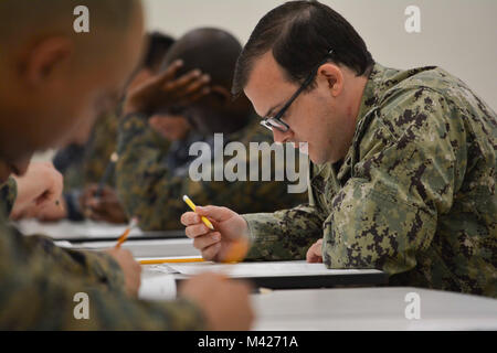 180203-N-VY 375-021 Bell Gardens, Calif (Feb. 3, 2018) eine Reserve Sailor Navy Operational Support Center (Nosc) Los Angeles zugewiesen beteiligt sich an der Januar E-4 bis E-7 Förderung Prüfungen in den Drill Hall bei nosc Los Angeles. Finden Segler ergänzen und arbeiten Seite an Seite mit ihren aktiven Dienst Gegenstücke zu Meer, zu Land und in der Luft, die sich auf alle Preise und Aufträge, die Marine zu bieten hat. (U.S. Marine Foto von Mass Communication Specialist 2. Klasse Pyoung K. Yi/Freigegeben) Stockfoto