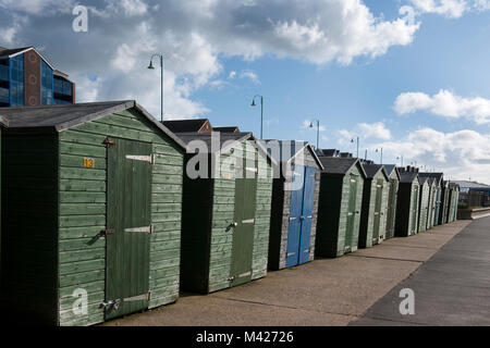 Umkleidekabinen am Strand an der Promenade von Lee-on-the-solent, Gosport, Hampshire, England, UK. Stockfoto