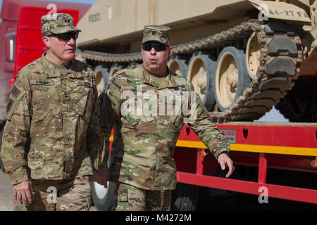 Generalmajor Mark Palzer, Kommandierender General, 79th Sustainment unterstützt den Befehl, und 79th SSC Command Sgt. Maj. John K. Zimmerman, umladestellen Operations bei Khabari Kreuzung auf der Kuwait-Iraq Grenze, Feb 4, 2018, während der Gemeinsamen monatlichen Zugang für Reserve Komponente (JMARC), vierteljährlich eine Chance für Führungskräfte aus der U.S. Army National Guard und Finden mit eingesetzten Soldaten zu besuchen. Die JMARC bot die Möglichkeit zu finden, die den Einsatz der Mission auf zukünftige Einheiten vorbereitet werden, durch richtige Manning sicher zu verstehen, Ausrüstung und Ausbildung, für ihre Missionen in Th Stockfoto