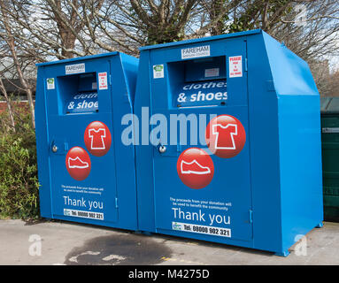 2 Sammelbehälter für Recycling Kleidung und Schuhe in stubbington von Fareham Borough Council, Hampshire, England, UK. Stockfoto