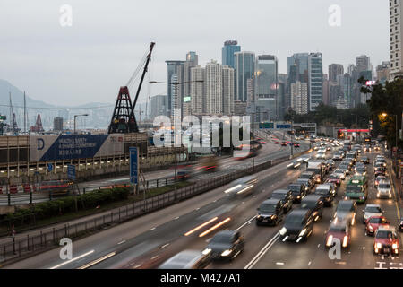 Hongkong - 2. Februar 2018: die Autos und Busse rush entlang der Straße zwischen Causeway Bay und North Point von der Waterfront in Hong Kong Island in der selbst Stockfoto