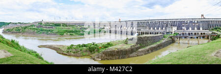 Foz do Iguacu, Brasilien - Januar 08, 2018: Panoramablick von Itaipu Staudamm konkrete Struktur. Eine riesige binacional Kraftwerk sauberer und erneuerbarer Energien Stockfoto