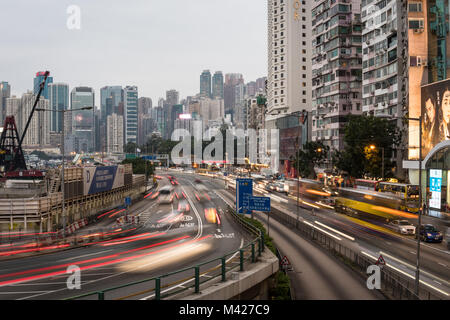 Hongkong - 2. Februar 2018: die Autos und Busse rush entlang der Straße zwischen Causeway Bay und North Point von der Waterfront in Hong Kong Island in der selbst Stockfoto