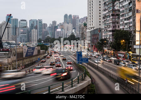 Hongkong - 2. Februar 2018: die Autos und Busse rush entlang der Straße zwischen Causeway Bay und North Point von der Waterfront in Hong Kong Island in der selbst Stockfoto