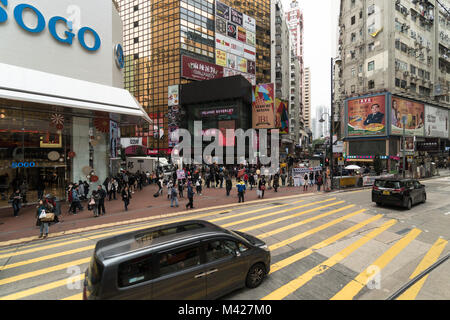 Hongkong - 2. Februar 2018: die Autos fahren in der gedrängten Straße des Einkaufsviertel Causeway Bay auf Hong Kong Island Stockfoto