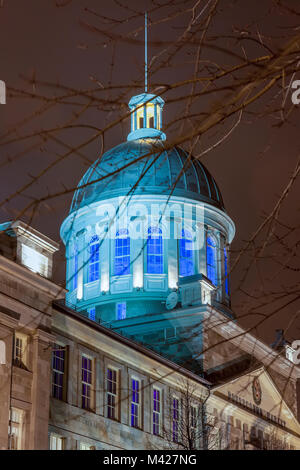 Blau beleuchtete Kuppel der Bonsecures Markt Gebäude, ein historisches Wahrzeichen, in der Nacht in Montreal, Quebec, Kanada. Stockfoto