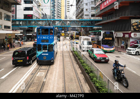 Hongkong - 2. Februar 2018: Verkehr mit der traditionellen Straßenbahn Autos fahren in der gedrängten Straße des Einkaufsviertel Causeway Bay in Hongkong Isla Stockfoto