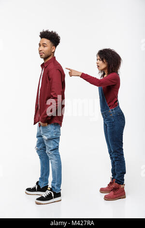 Studio erschossen der Junge wütende Frau Zeigefinger zu Ihren Freund mit ernsten Ausdruck Stockfoto