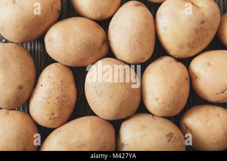 In der Nähe von Reifen rohe Kartoffeln. Ansicht von oben Stockfoto