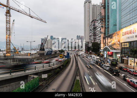 Hongkong - 2. Februar 2018: die Autos und Busse rush entlang der Straße zwischen Causeway Bay und North Point von der Waterfront in Hong Kong Island in der selbst Stockfoto