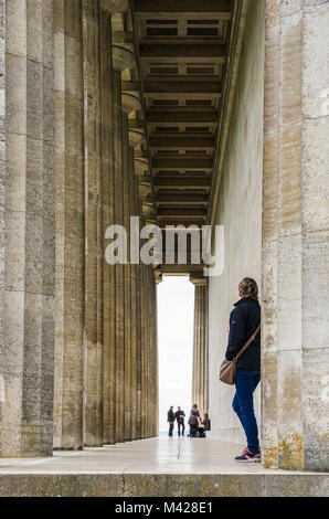 Kolonnaden entlang der Ruhmeshalle Walhalla in Donaustauf in der Nähe von Regensburg, Bayern, Deutschland. Stockfoto