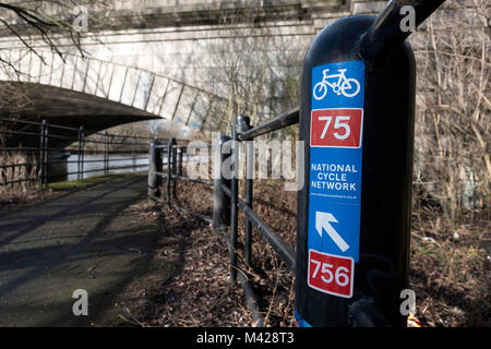 National Cycle Network Sign am Fluss Clyde Gehweg in Glasgow, Schottland, Vereinigtes Königreich Stockfoto