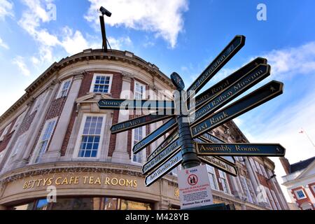 Touristische Hinweisschilder York England Großbritannien Stockfoto