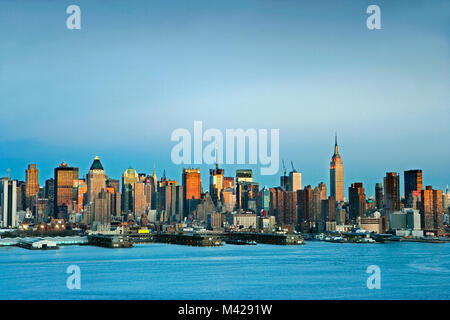 In den Vereinigten Staaten. USA. New York. Blick von New Jersey auf die Skyline von Manhattan und den Hudson River. Stockfoto