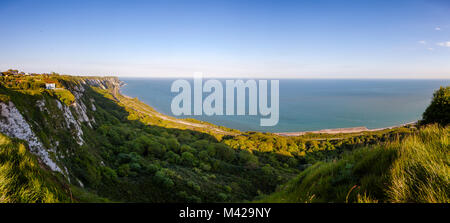 Die weißen Klippen und der Straße von Dover Luftbild Panorama. Straße von Dover und Dover verengt ist die schmalste Stelle der Englischen Kanal in der Nähe von Dover Stadt in Stockfoto