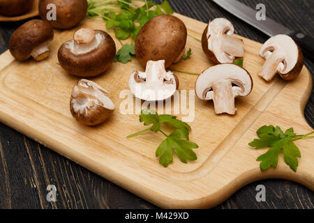 Cutted royal rohen Champignons mit Grün auf Holzbrett Stockfoto