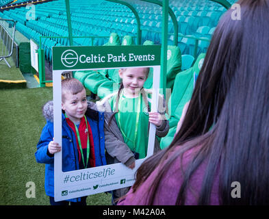 Junge Fans im Celtic Park home von Celtic Football Club in Parkhead, Glasgow, Schottland fotografiert werden, Vereinigtes Königreich Stockfoto