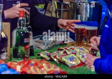 Temporäre bar Set-up in der Straße an einem wassail in Devon, Großbritannien. Jan 2017 Stockfoto