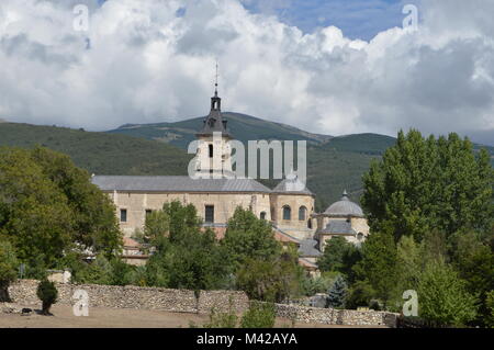 Blick auf das Kloster von Santa Maria de El Paular in Rascafría. Madrid. Spanien. Stockfoto