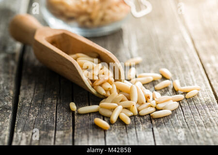 Lecker Pinienkerne in Schaufel. Stockfoto