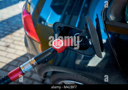 Man füllt das Auto an einer Tankstelle Stockfoto